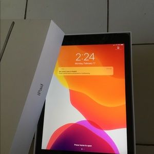 iPad 5th Gen 32GB Wifi/Cellular Any Carrier,